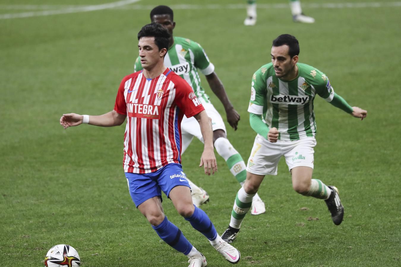 Las mejores imágenes del partido entre el Sporting de Gijón y el Betis (y II)