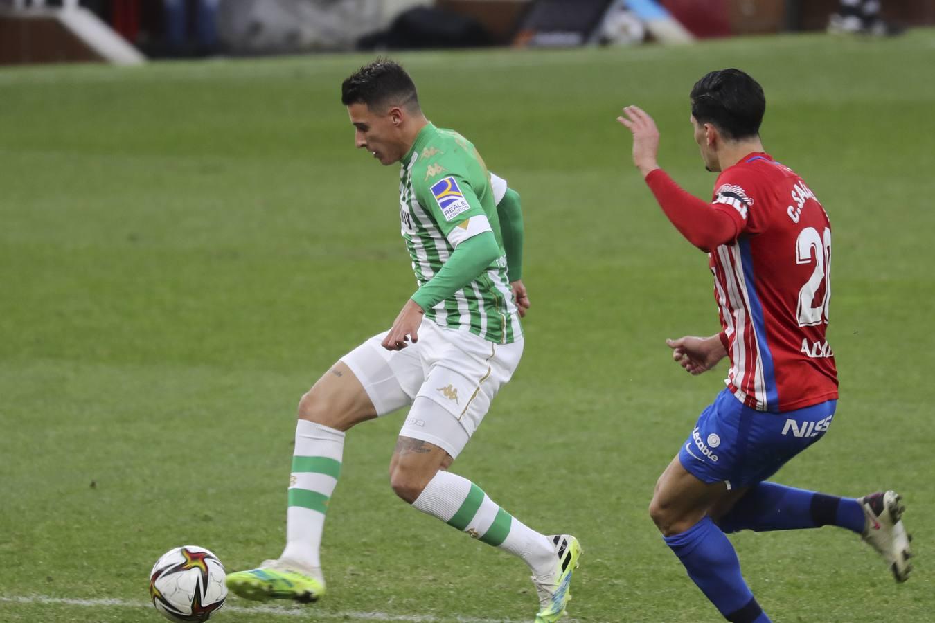 Las mejores imágenes del partido entre el Sporting de Gijón y el Betis (y II)