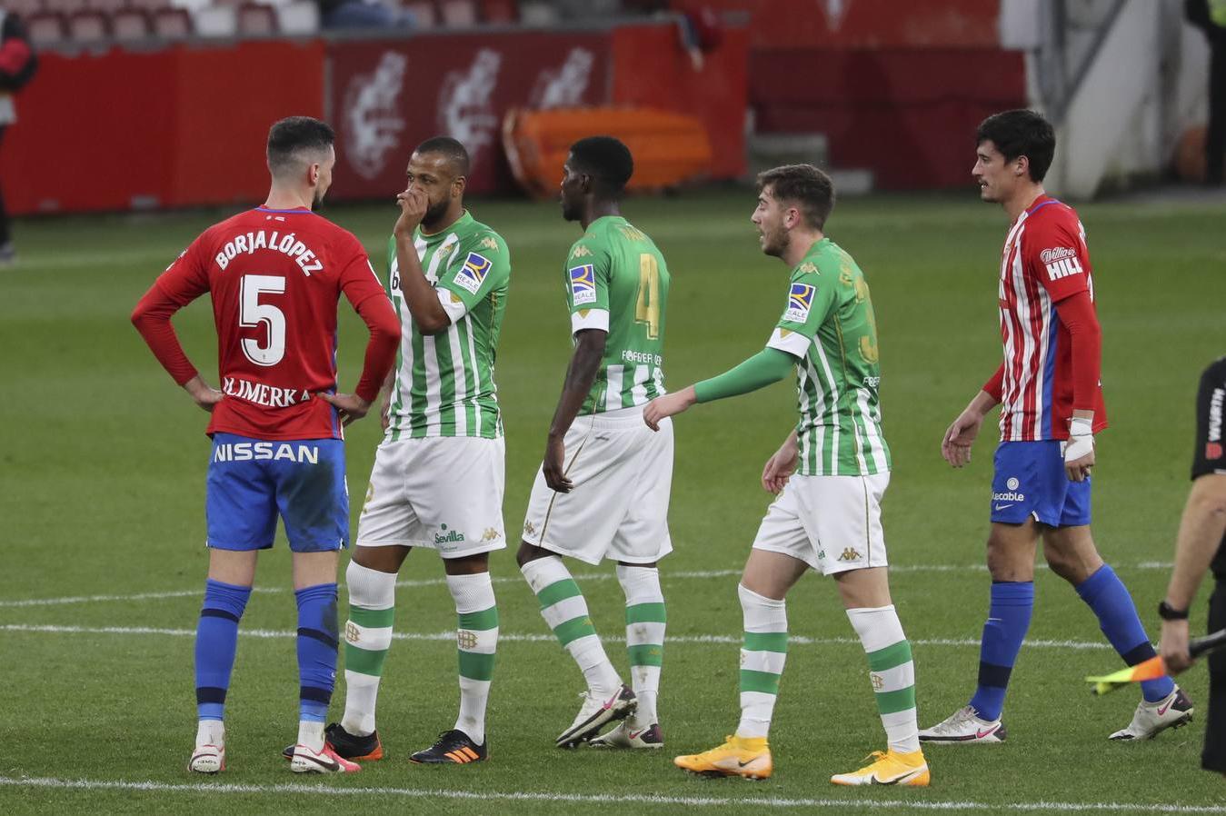 Las mejores imágenes del partido entre el Sporting de Gijón y el Betis (y II)