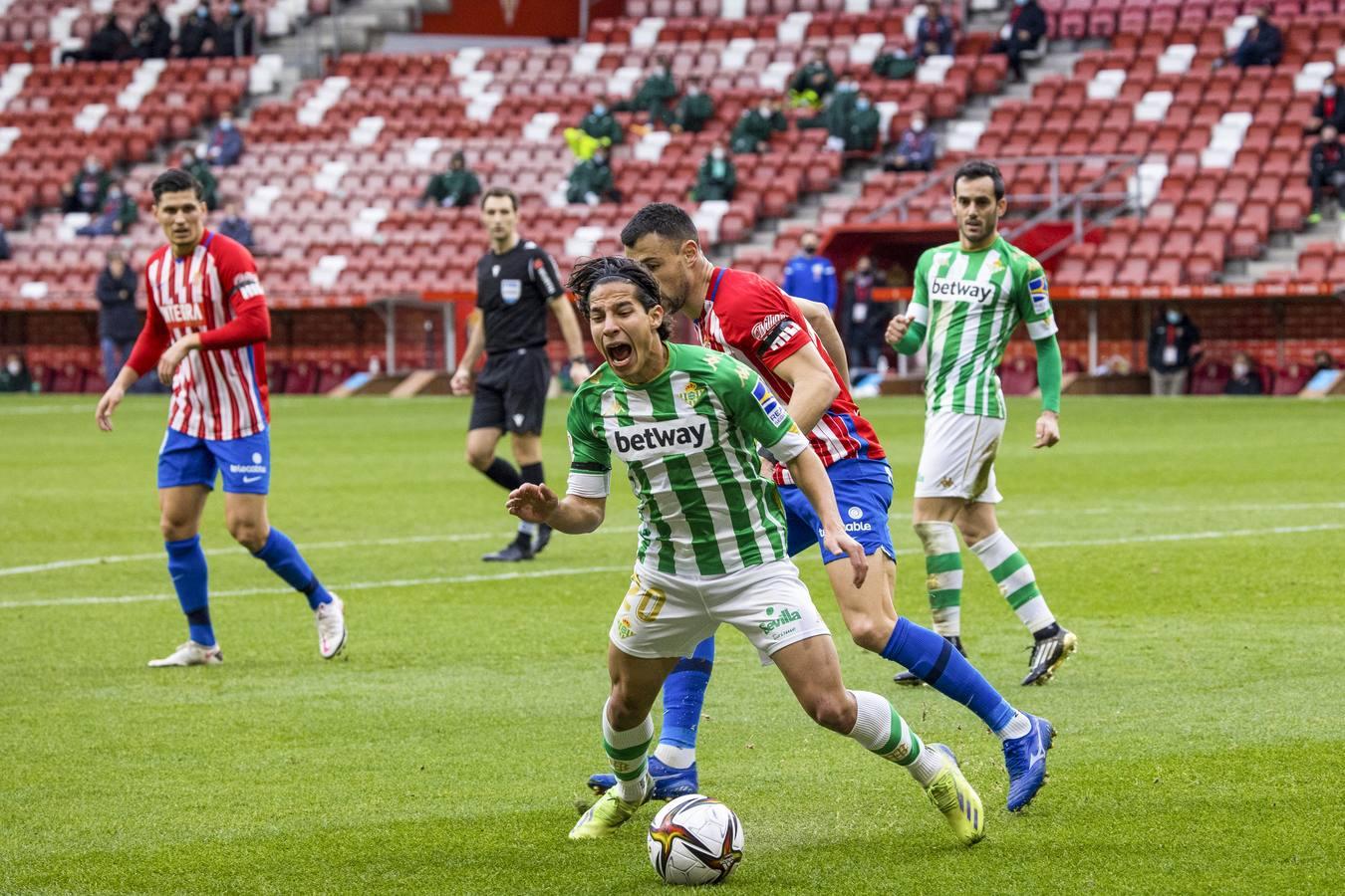 Las mejores imágenes del partido entre el Sporting de Gijón y el Betis (y II)