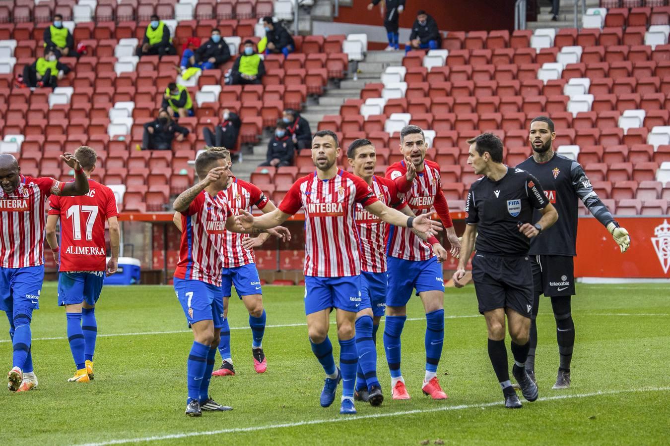 Las mejores imágenes del partido entre el Sporting de Gijón y el Betis (y II)