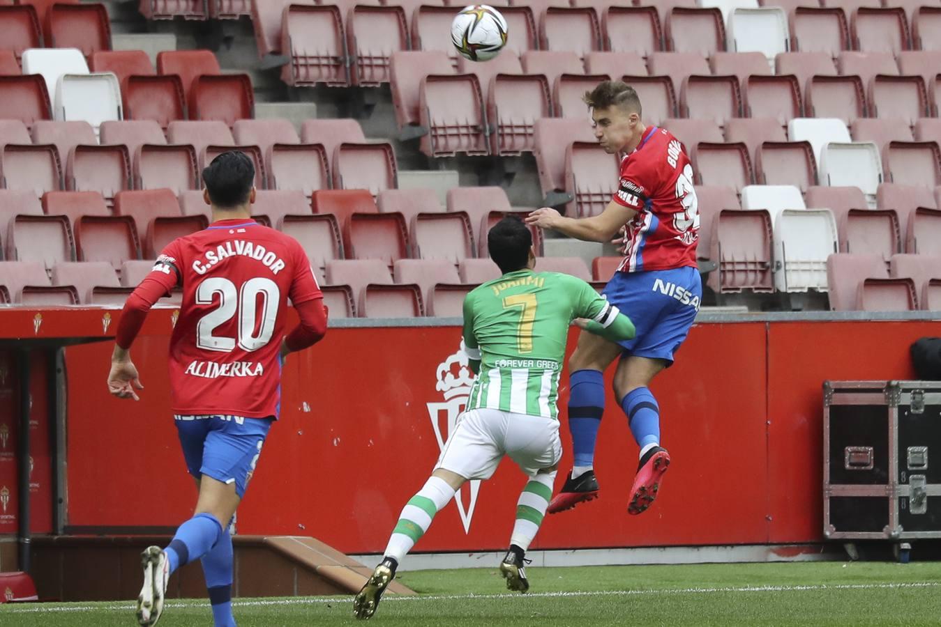 Las mejores imágenes del partido entre el Sporting de Gijón y el Betis (y II)