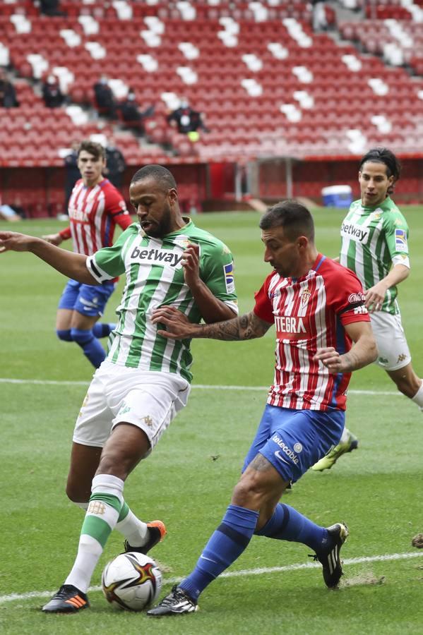 Las mejores imágenes del partido entre el Sporting de Gijón y el Betis (y II)