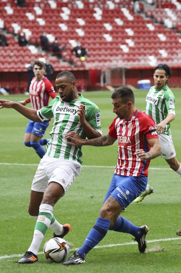 Las mejores imágenes del partido entre el Sporting de Gijón y el Betis (y II)