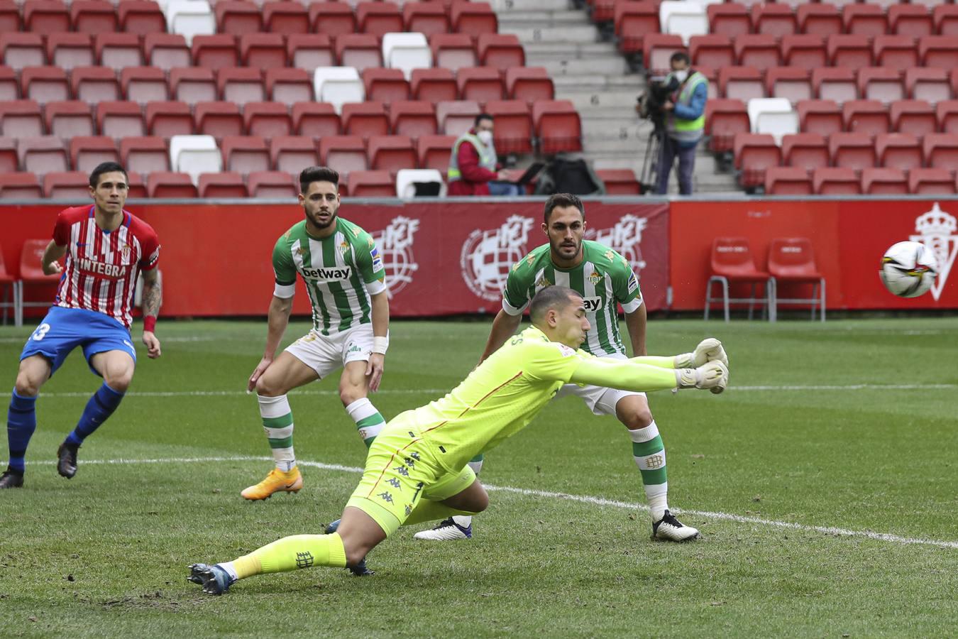 Las mejores imágenes del partido entre el Sporting de Gijón y el Betis (y II)