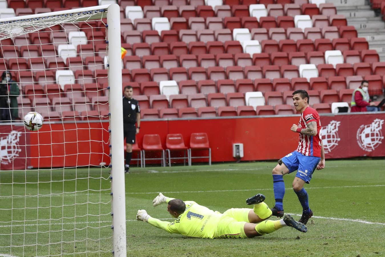 Las mejores imágenes del partido entre el Sporting de Gijón y el Betis (y II)