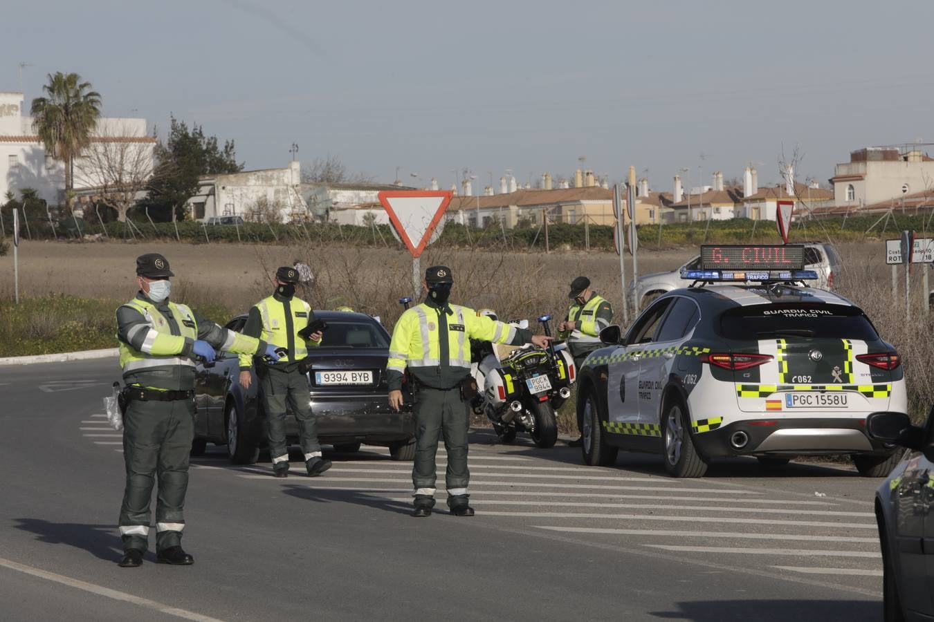 Fotos: La Guardia Civil controla el acceso a Sanlúcar