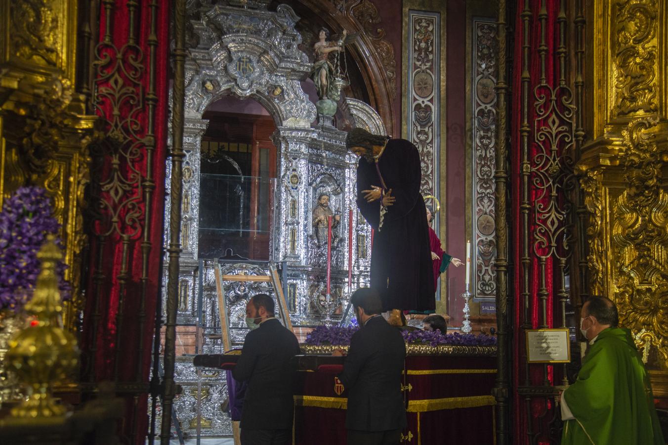 Subida del Señor de Pasión a su altar