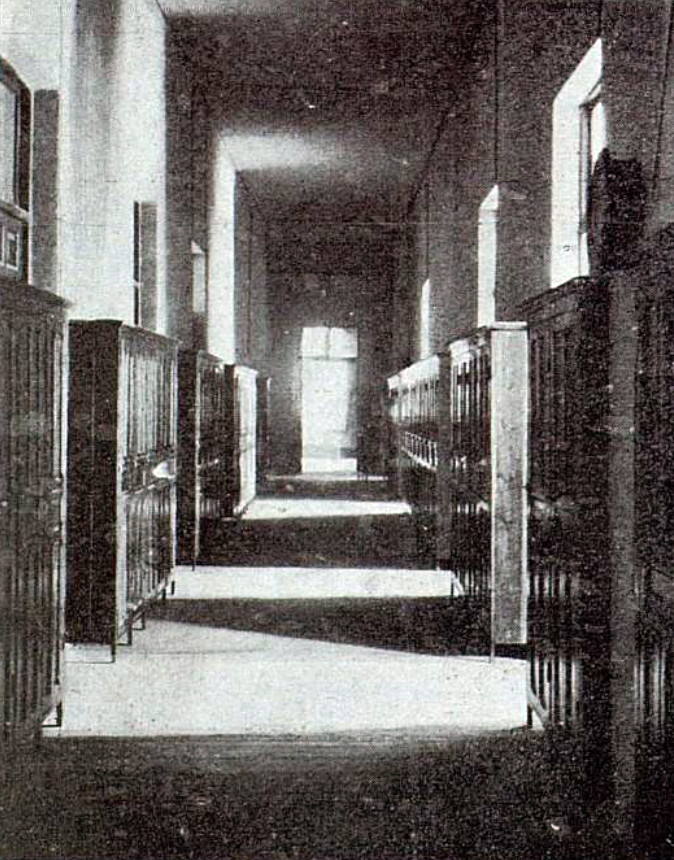 Interior de la Escuela Normal de Maestras en la Diputación. Pasillo y armarios roperos de las estudiantes. Toledo. Revista de Arte, 1923. 