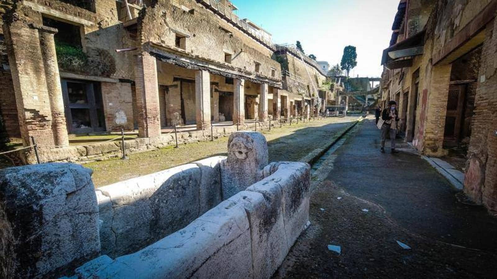 Siguen fascinando. Pompeya y Herculano, donde se mantienen intactas calles, edificios y restos de personas que se vieron sorprendidas por la erupción del Vesubio, son una fuente de fascinación tanto para los arqueólogos como para los turistas  