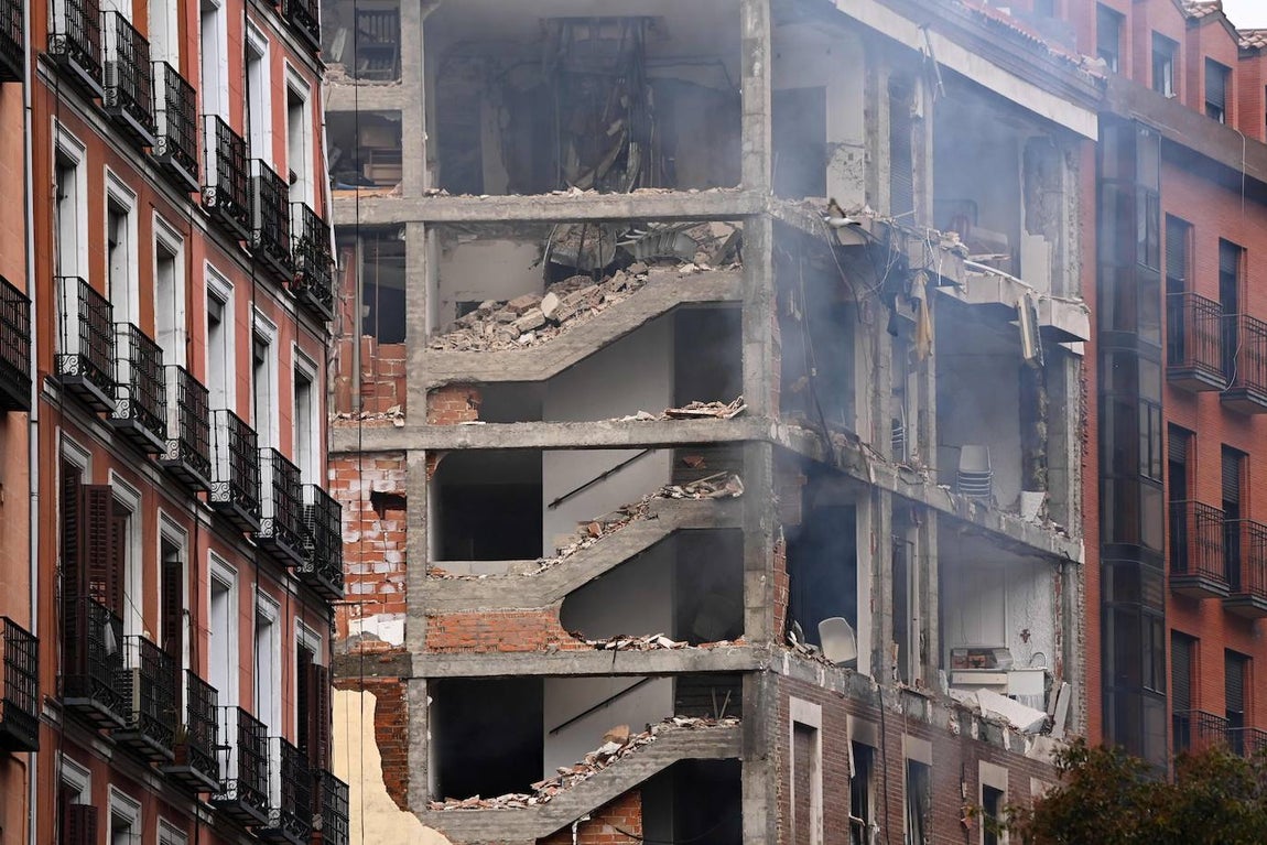 La enorme explosión ha destruido varias plantas de un edificio ubicado en el número 98 de la calle de Toledo, en el distrito de Latina, junto a la parroquia Virgen de la Paloma. 