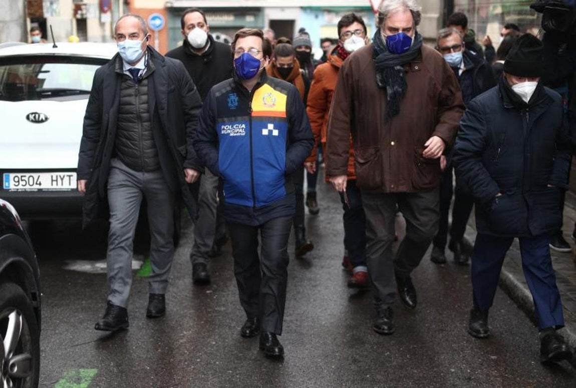 El alcalde de Madrid, José Luis Martínez-Almeida, acude a visitar la zona cercana a un inmueble momentos posteriores a una fuerte explosión registrada la calle Toledo. 
