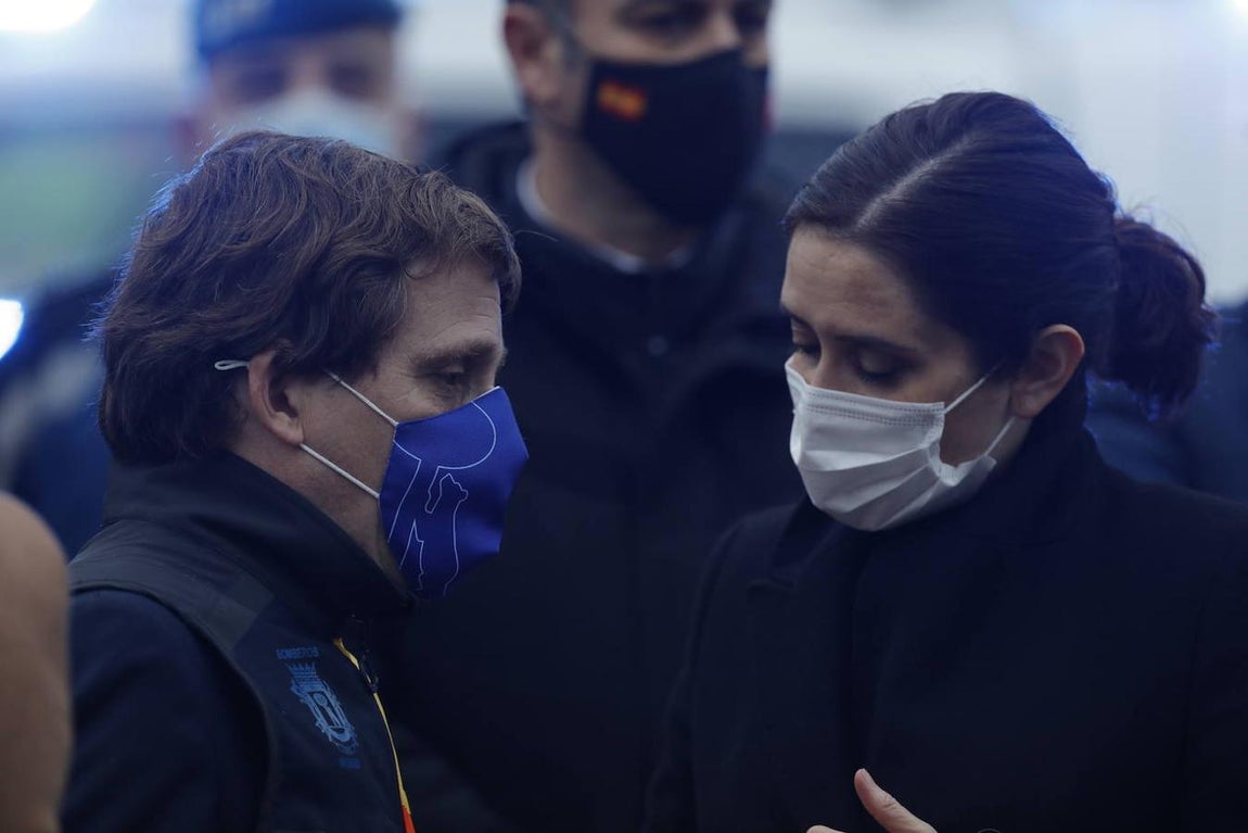 El alcalde de Madrid, José Luis Martínez-Almeida, conversa con la presidenta de la Comunidad de Madrid, Isabel Díaz Ayuso, en la zona cercana al inmueble momentos posteriores a la explosión. 