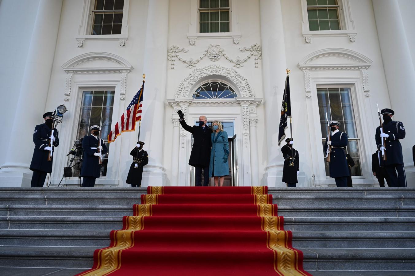 Los Biden entran a la Casa Blanca. 