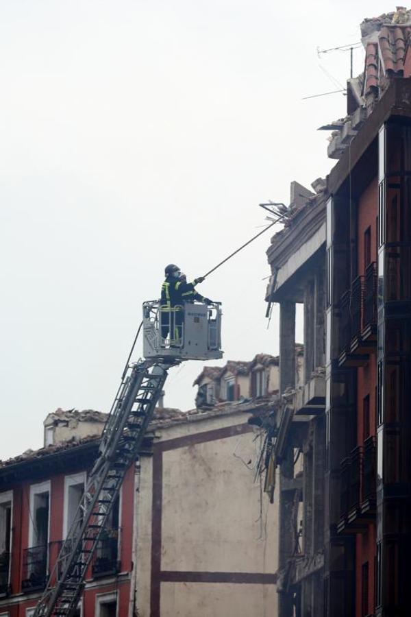 Los bomberos comienzan los trabajos tras la gran explosión. 