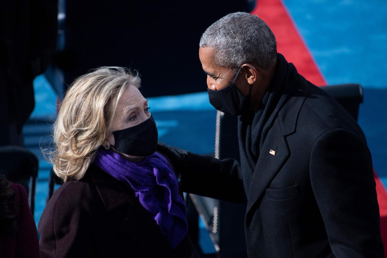 Obama saluda a Hillary Clinton. 