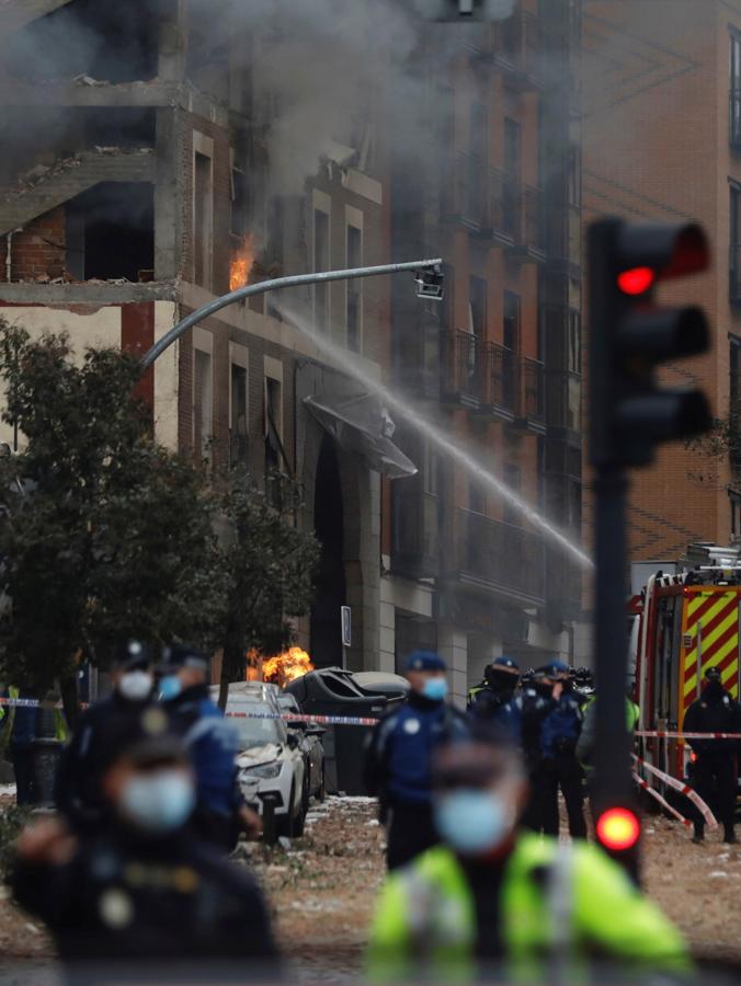 Efectivos de Bomberos, Policía y equipos de emergencias trabajan en la calle Toledo de Madrid. 