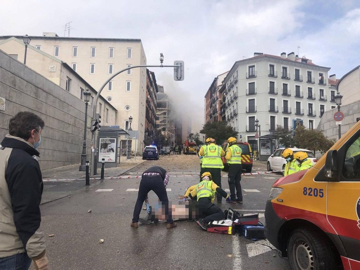 Ambulancias del Summa 112 y vehículos del Samur Social momentos posteriores la una fuerte explosión. 