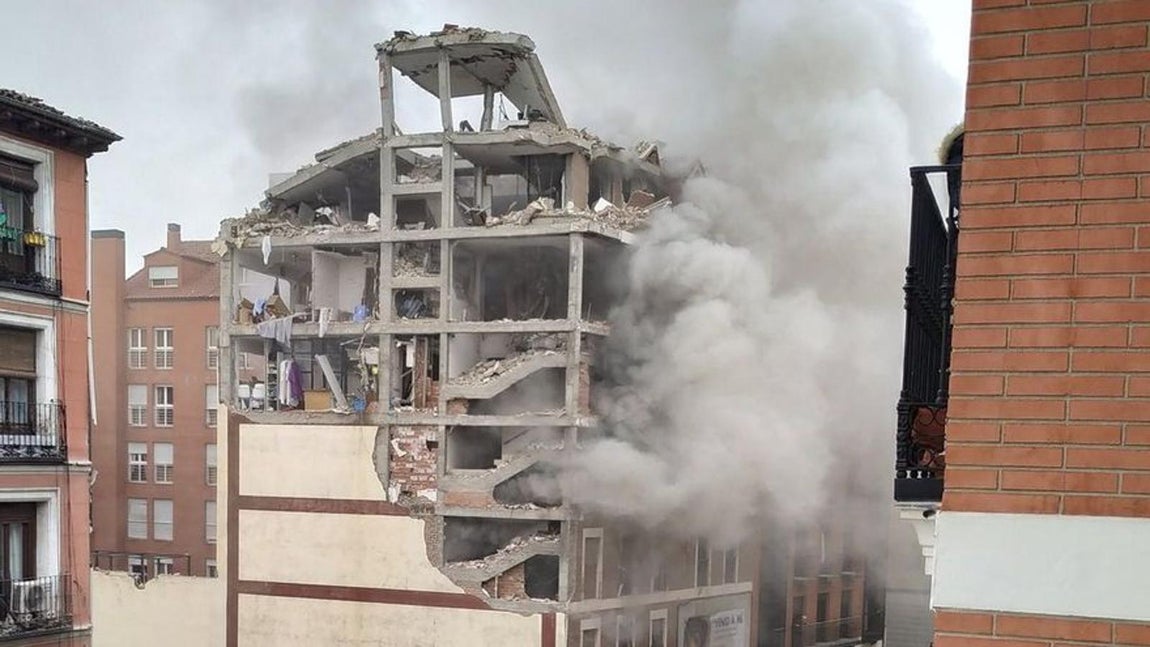 La fachada del edificio ha quedado completamente destruida. 