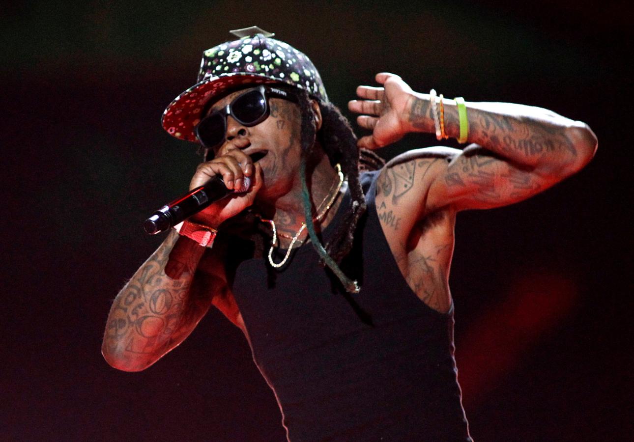 El rapero estadounidense Lil Wayne fue acusado de posesión ilegal de armas y munición, tras ser descubierto con una pistola en un registro que las autoridades hicieron al jet privado en el que voló a Miami. 