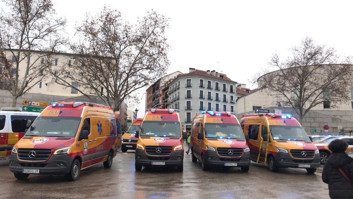 Ambulancias del Summa 112 y vehículos del Samur Social, momentos posteriores a la fuerte explosión registrada la calle Toledo que ha hundido tres plantas del edificio. 