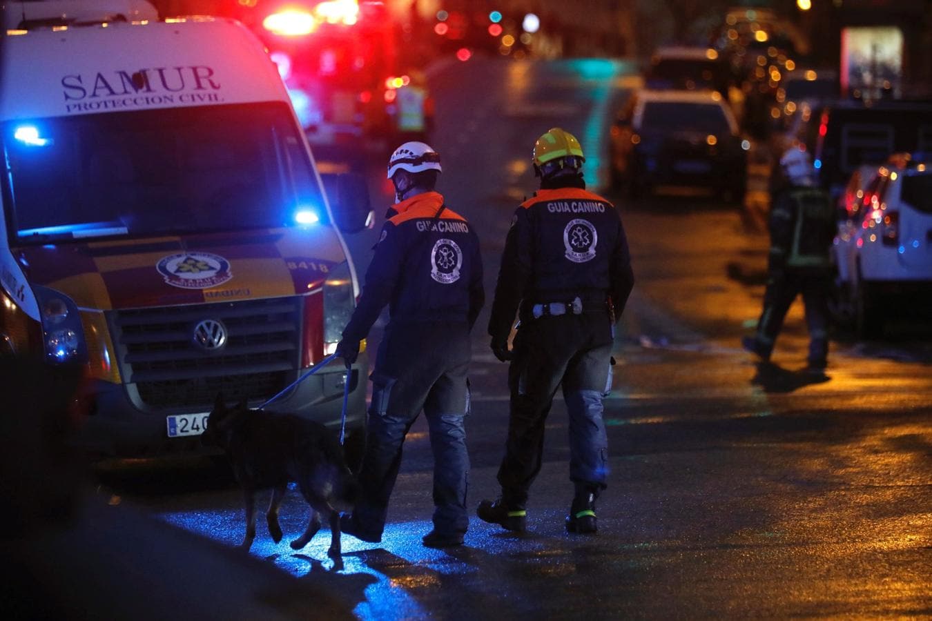 Cae la noche y los efectivos de Bomberos, Policía y equipos de emergencias siguen trabajando en la calle Toledo de Madrid. 