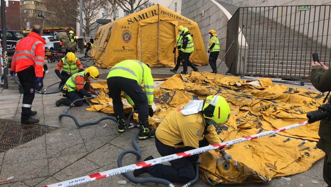 Los sanitarios del Samur-Protección Civil siguen traslandando a diversos heridos. 