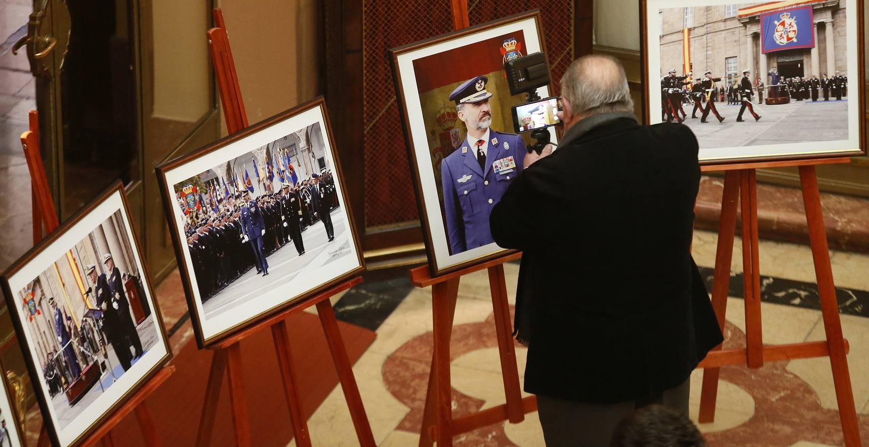 Fotogalería: La exposición fotográfica de Gerardo Lucio dedicada al Rey Felipe VI en Sevilla