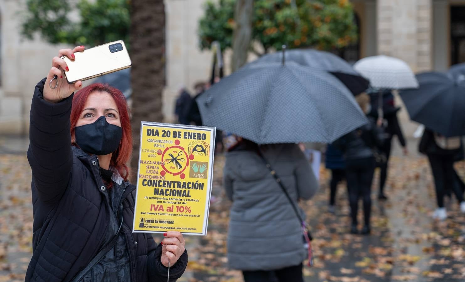 Profesionales de peluquería protestan en la Plaza Nueva de Sevilla