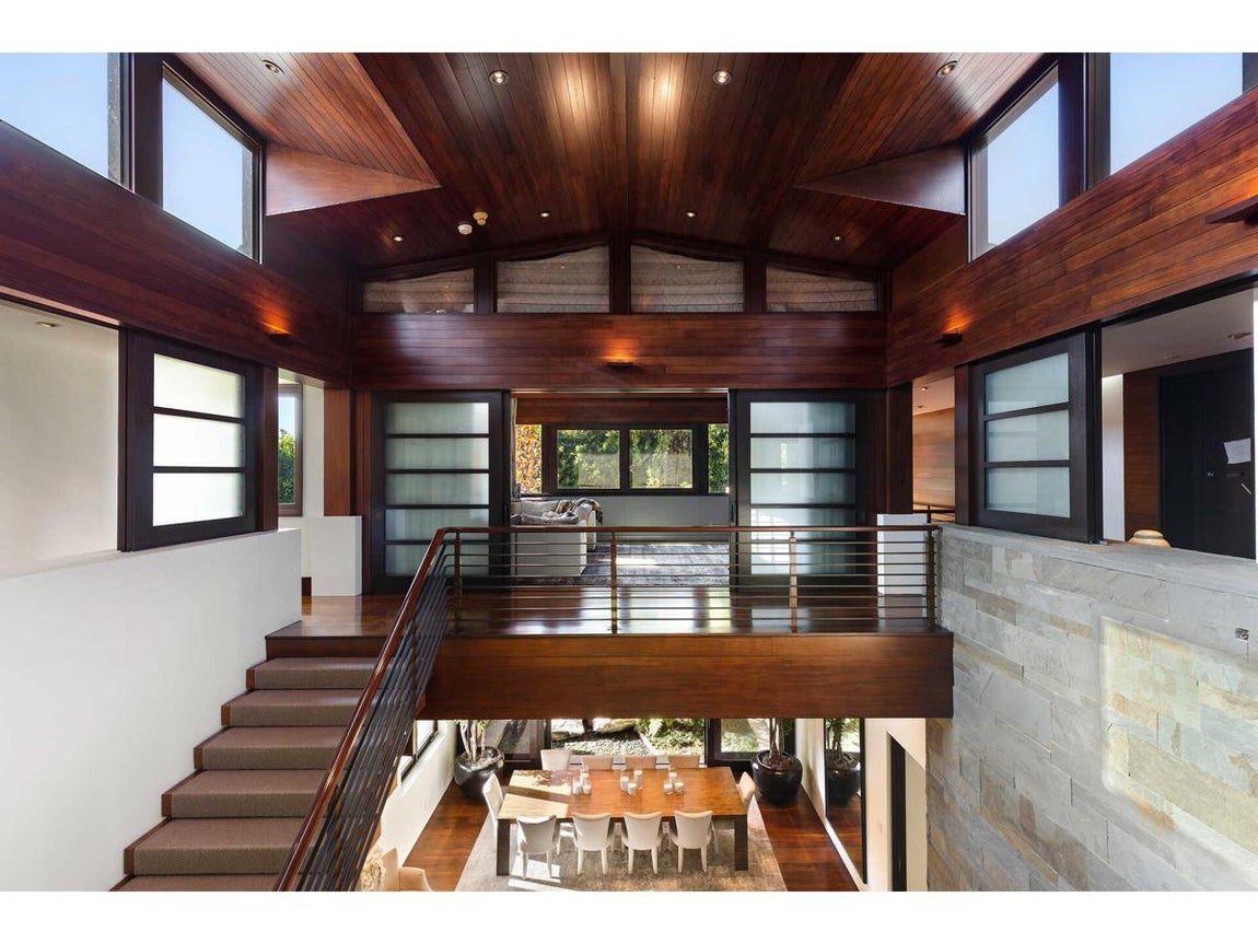 Así es la exclusiva propiedad de Matt Damon. Todo en esta mansión, decorada con gran exquisitez, está organizado en torno a un atrio central abovedado, de casi 11 metros de altura, con techo de caoba brillante.