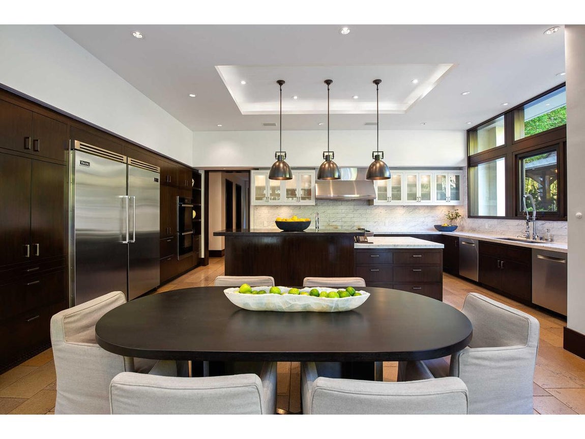 Así es la exclusiva propiedad de Matt Damon. La cocina del chef viene con encimeras de mármol blanco, armarios personalizados en caoba, electrodomésticos de alta gama de Viking, Wolf y Miele y una gran isla con espacio extra de almacenamiento, fregadero y barra de desayuno que hace de separación con una pequeña zona de comedor.