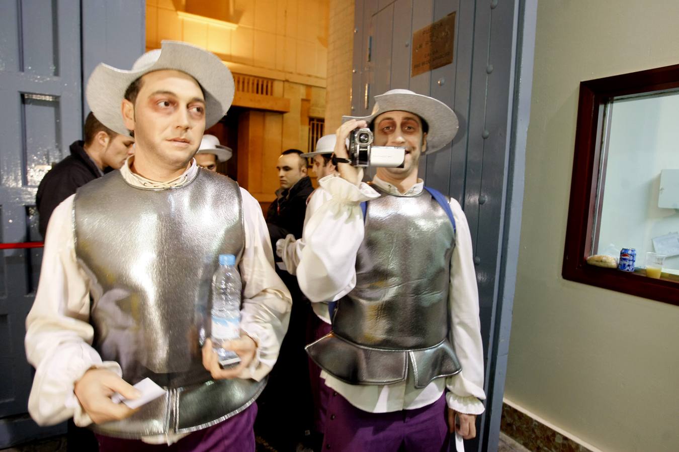 La chirigota de Herencia (Ciudad Real) visitaba el Falla con 'Los de la mancha'