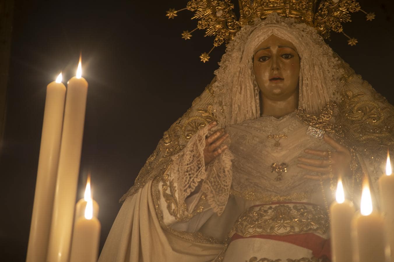 La Virgen de la Candelaria, a la luz de las velas