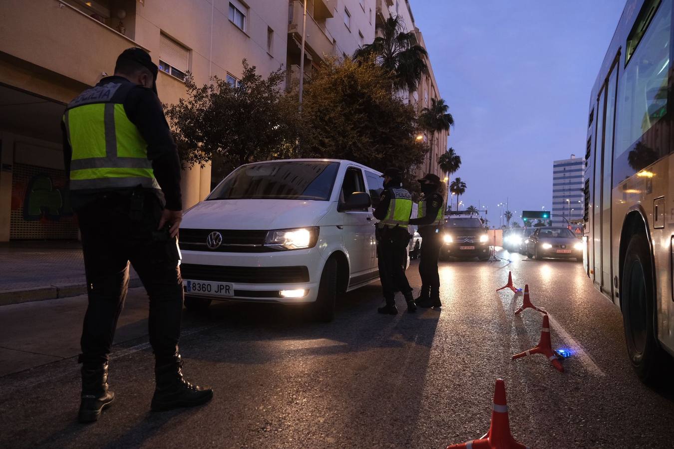 FOTOS: Controles en la entrada de Cádiz para vigilar el cierre perimetral