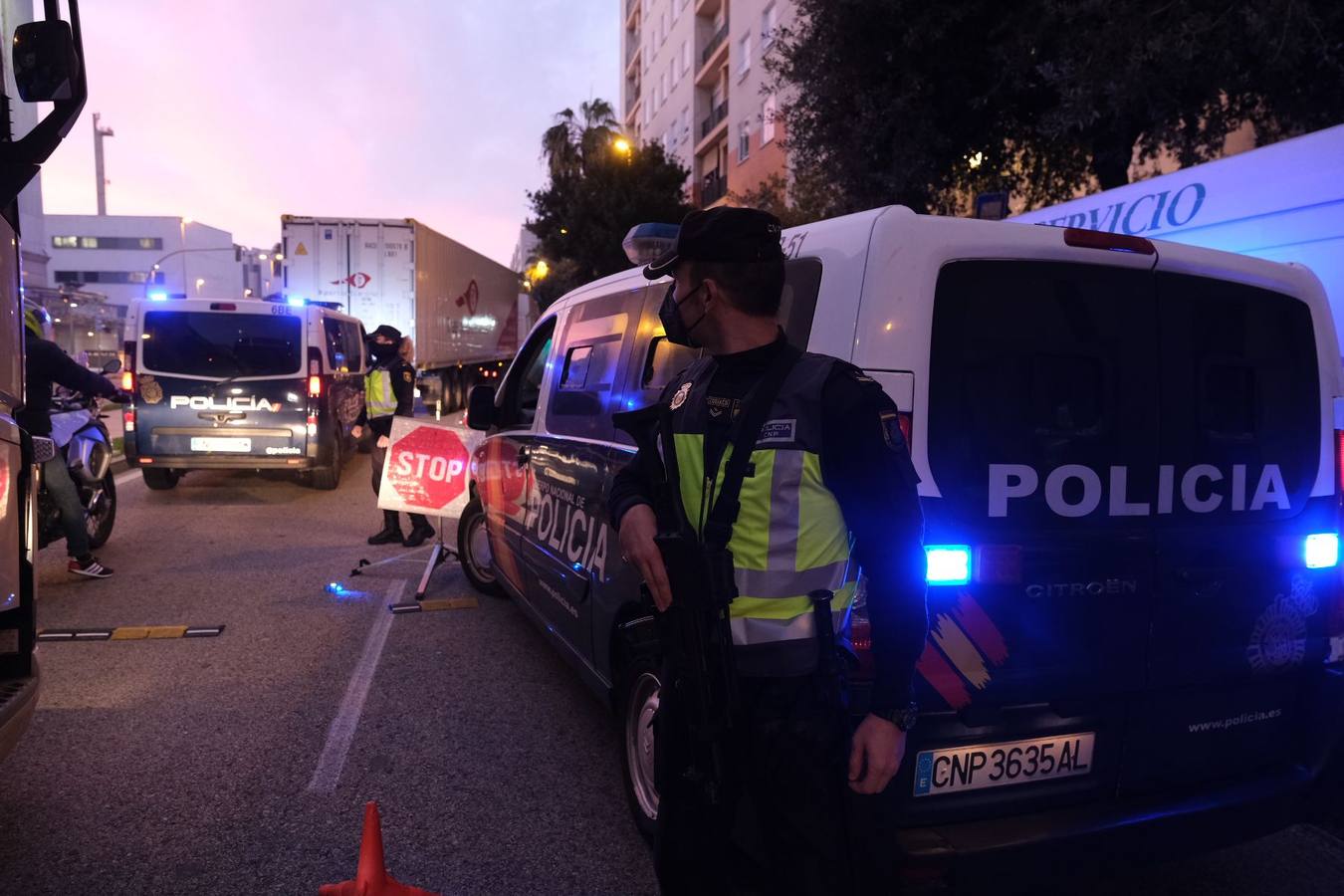 FOTOS: Controles en la entrada de Cádiz para vigilar el cierre perimetral