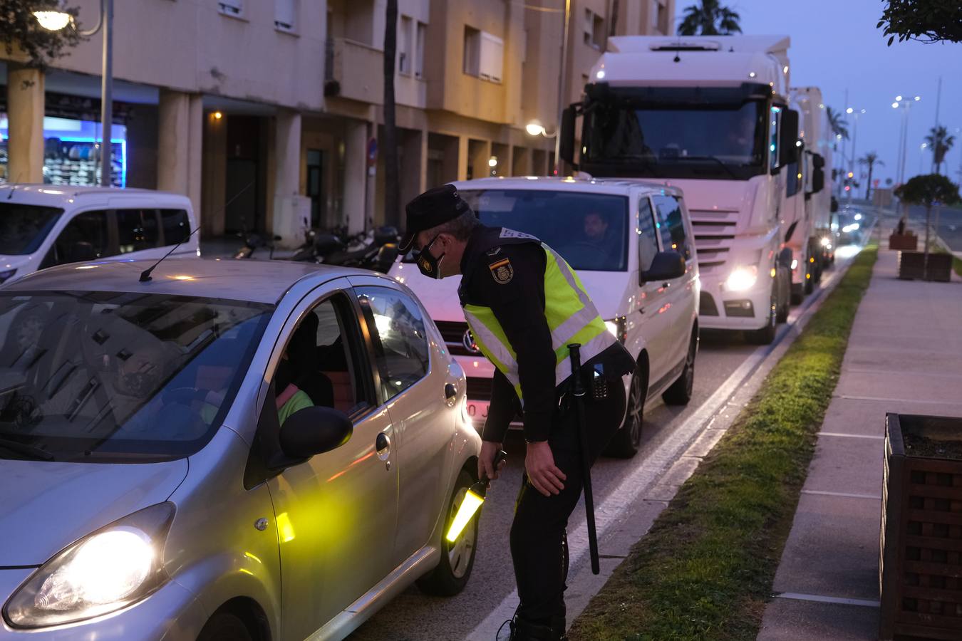 FOTOS: Controles en la entrada de Cádiz para vigilar el cierre perimetral