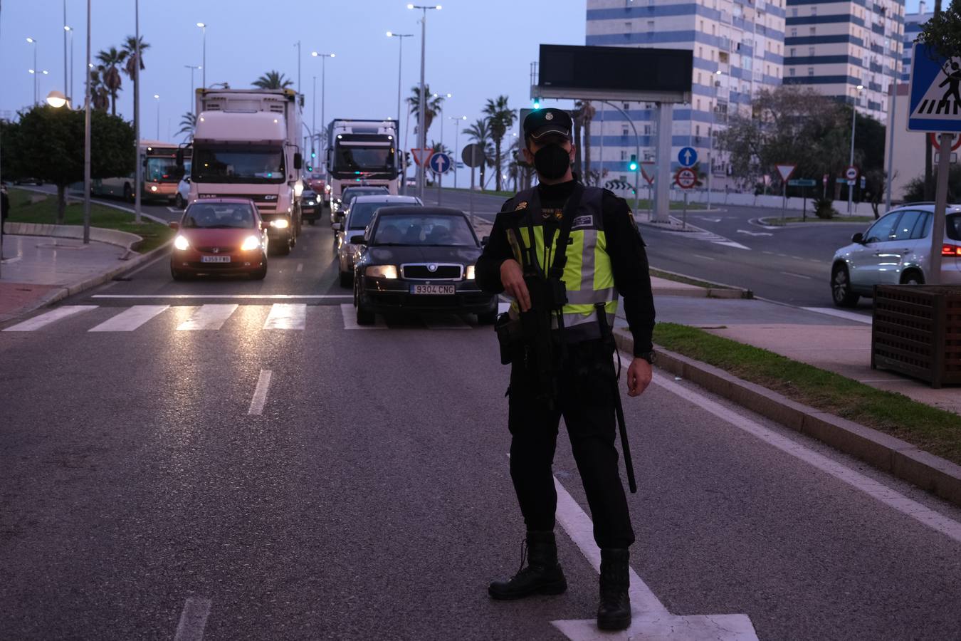 FOTOS: Controles en la entrada de Cádiz para vigilar el cierre perimetral