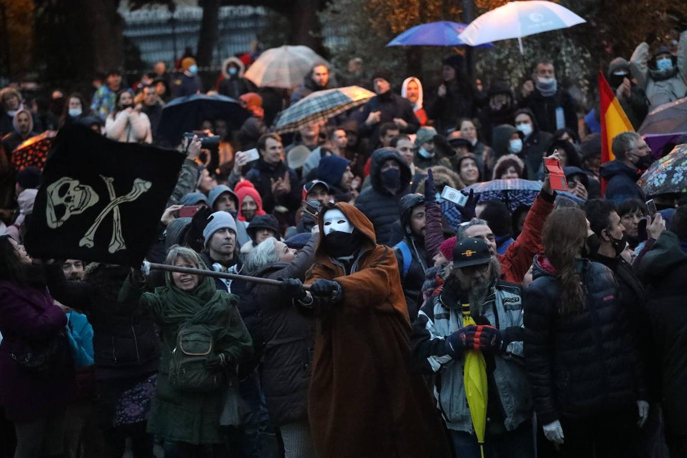 Manifestación negacionista sin mascarillas en Madrid, con los hospitales sobrepasados