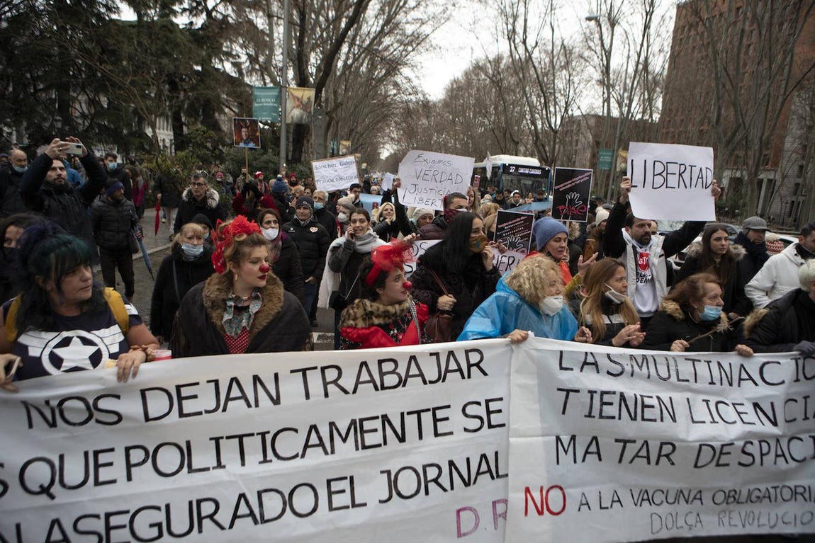 Manifestación negacionista sin mascarillas en Madrid, con los hospitales sobrepasados