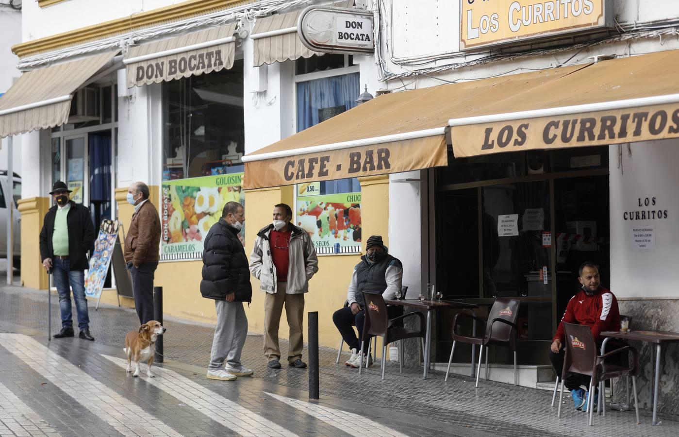 La vida cotidiana en Aguilar tras perder la cruz, en imágenes