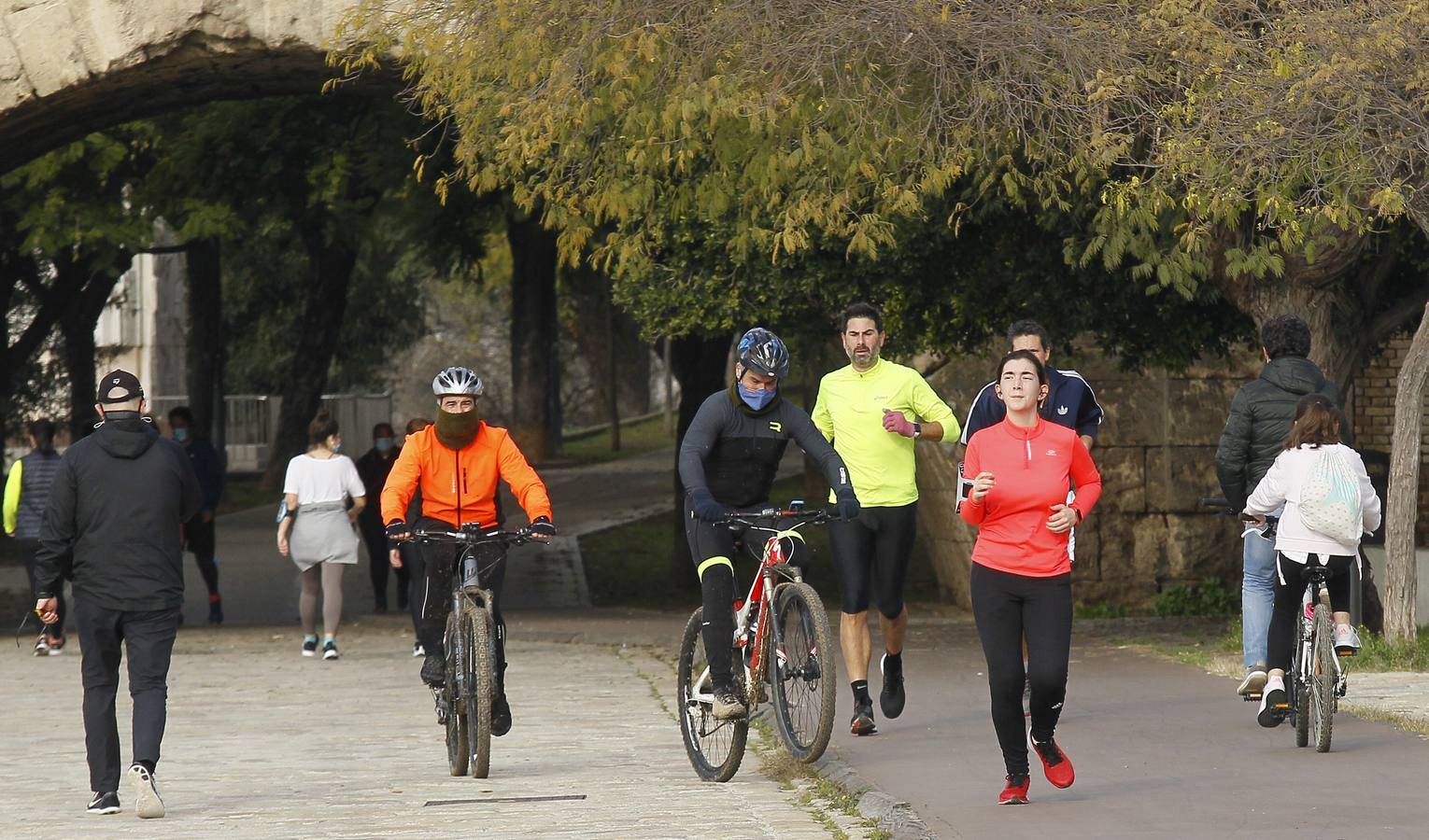 Muchos sevillanos practican deporte  junto al río Guadalquivir