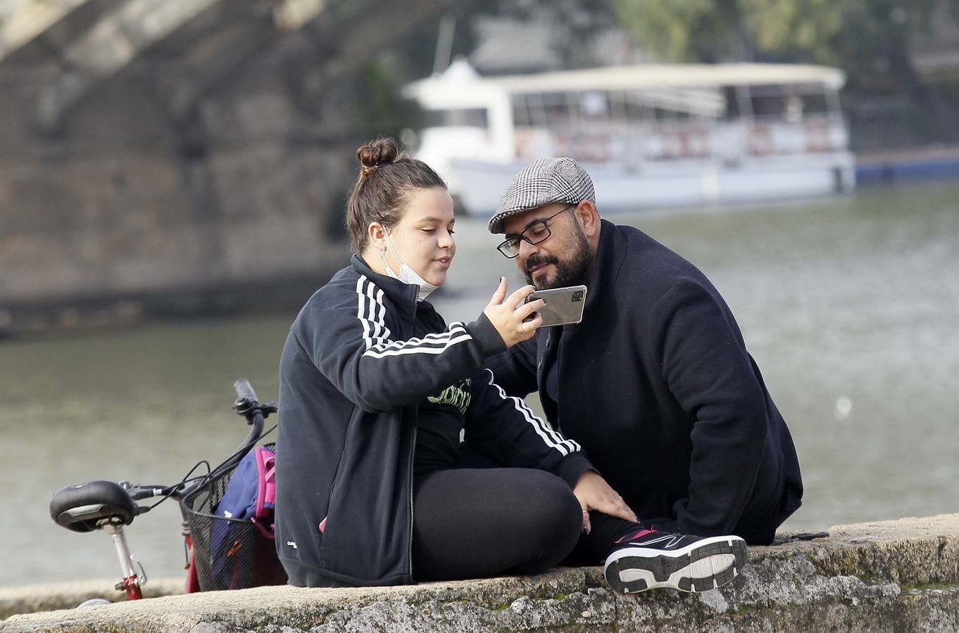 Muchos sevillanos practican deporte  junto al río Guadalquivir