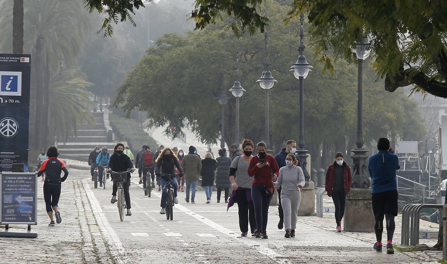 Muchos sevillanos practican deporte  junto al río Guadalquivir