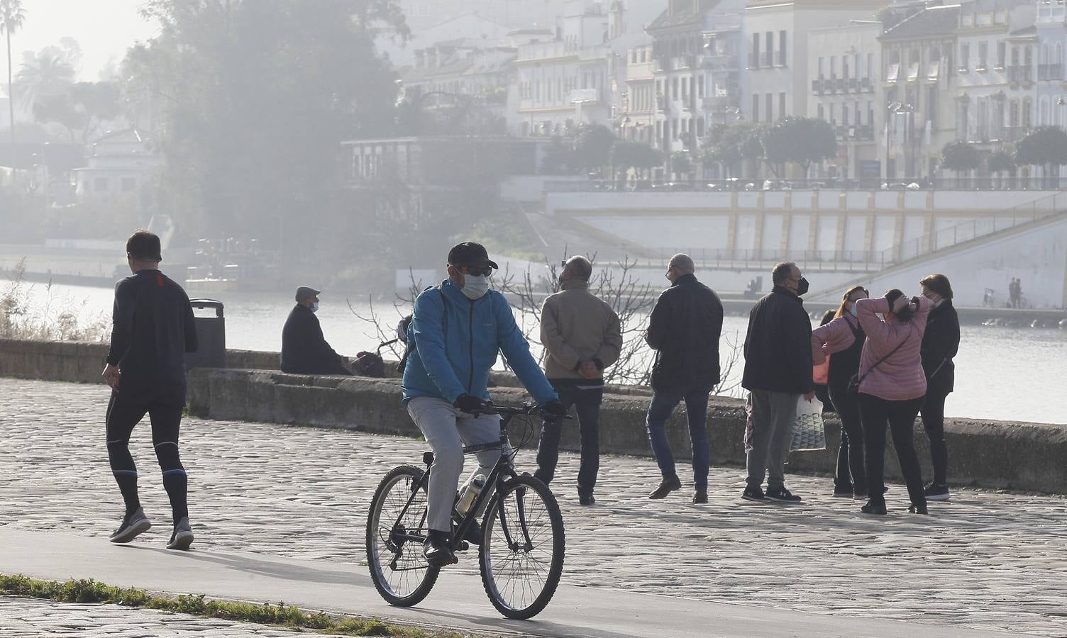 Muchos sevillanos practican deporte  junto al río Guadalquivir