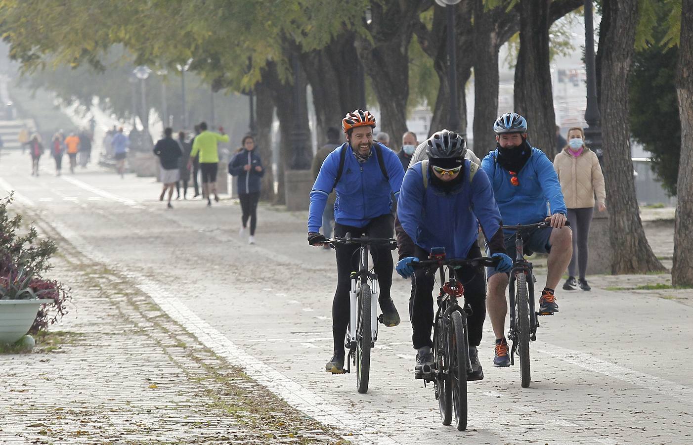 Muchos sevillanos practican deporte  junto al río Guadalquivir