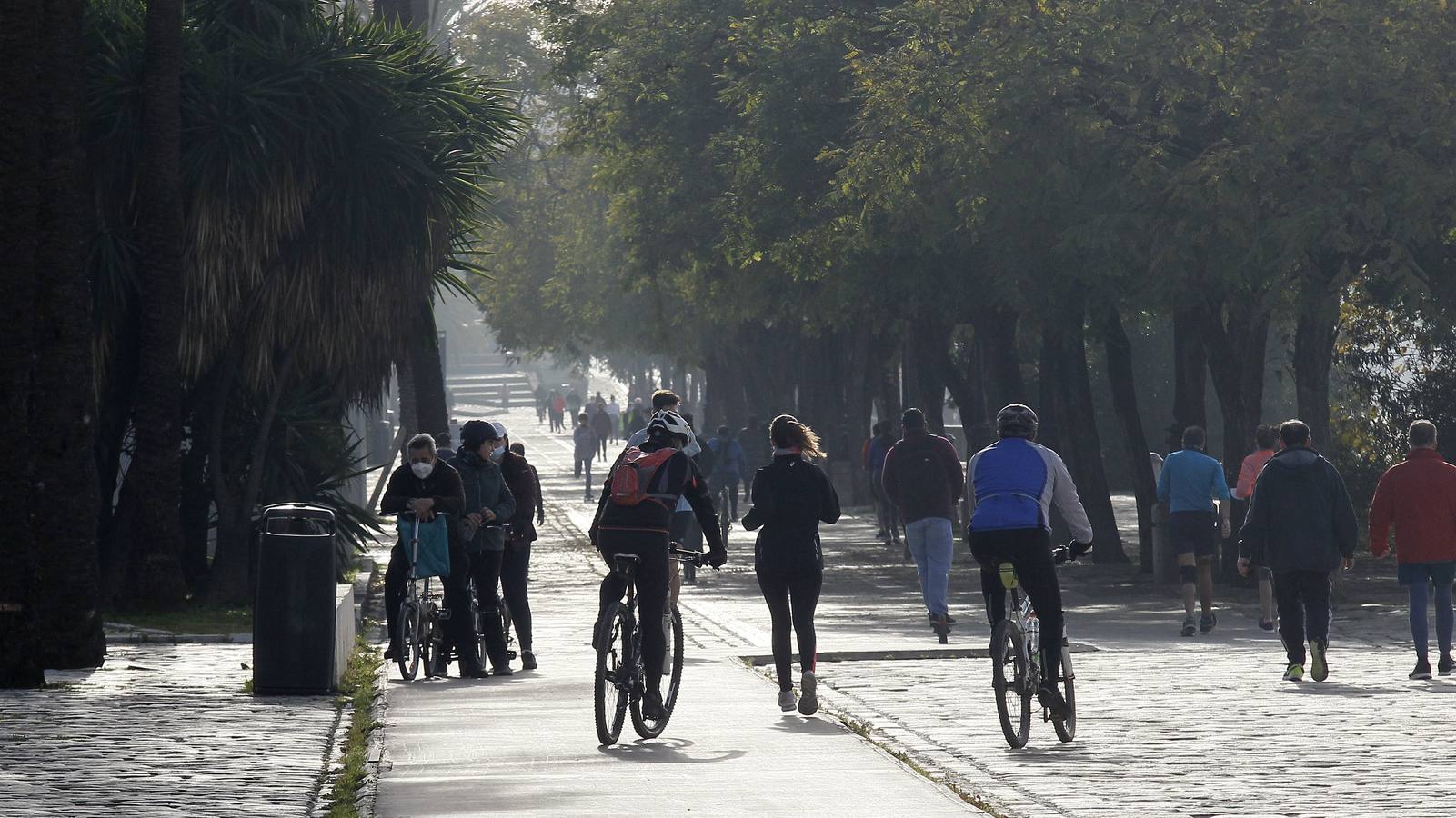 Muchos sevillanos practican deporte  junto al río Guadalquivir