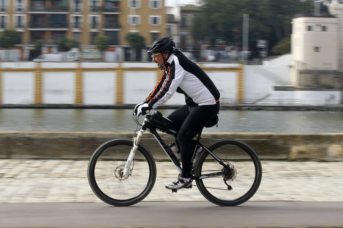 Muchos sevillanos practican deporte  junto al río Guadalquivir