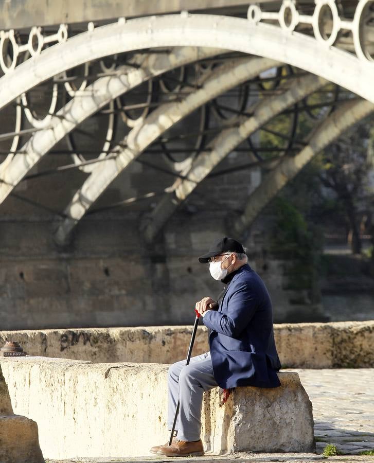 Muchos sevillanos practican deporte  junto al río Guadalquivir