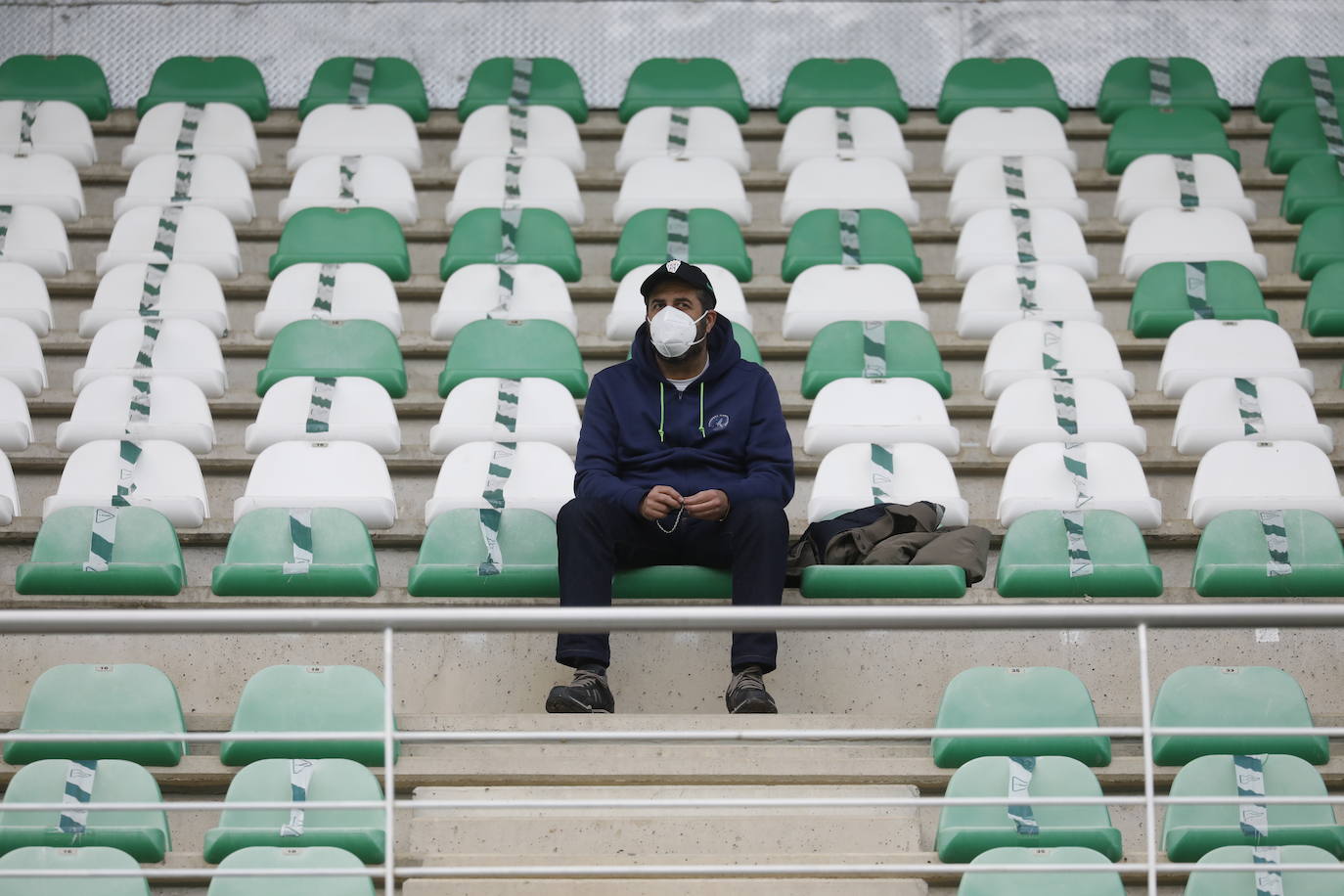 El silencio de El Arcángel vacío en el Córdoba CF - Yeclano, en imágenes