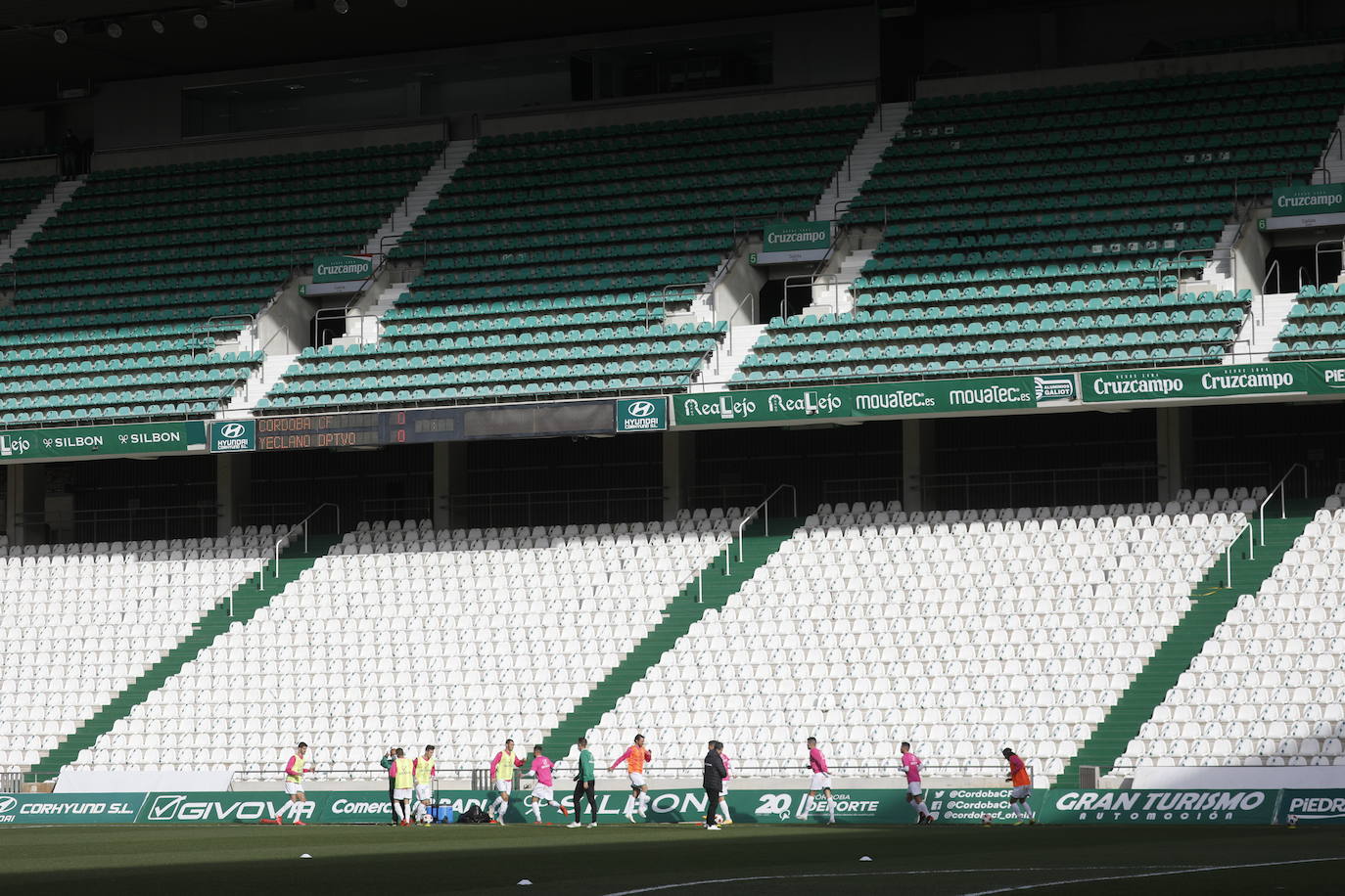 El silencio de El Arcángel vacío en el Córdoba CF - Yeclano, en imágenes